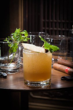 Ahşap bir masada buzlu ve naneli kokteyl.