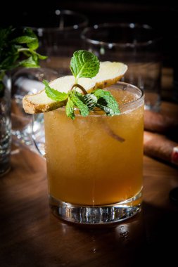 Limonlu ve naneli kokteyl