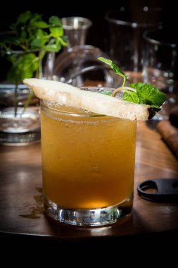 Tahta bir masada limonlu ve naneli kokteyl.