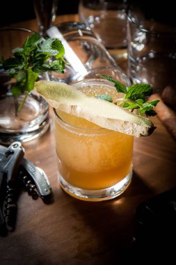 Tahta bir masada limonlu ve naneli kokteyl.