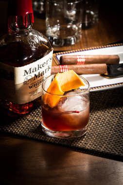 Buzlu viskiyi yakın plan çek. 