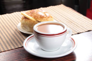 Kahvaltıda kruvasan ve kahve.