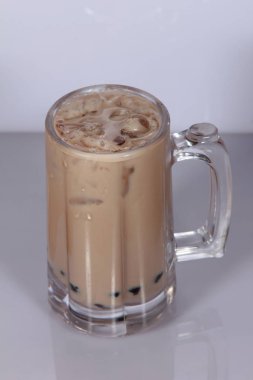 Beyaz arka planda buzlu kahve.