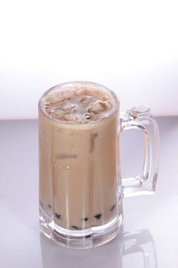 Beyaz arka planda buzlu kahve.