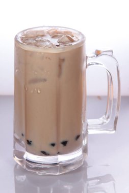 Beyaz arka planda buzlu kahve.