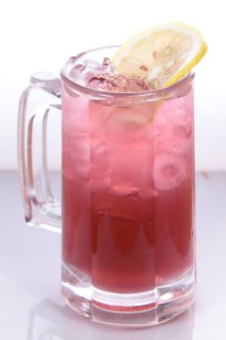 Bir bardak buzlu soğuk pembe limonata.