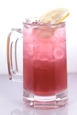 Bir bardak buzlu soğuk pembe limonata.