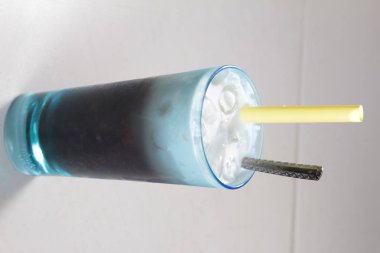 Beyaz arka planda bir şişe su.