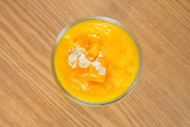 Arkaplanda portakallı mango smoothie, kapat.