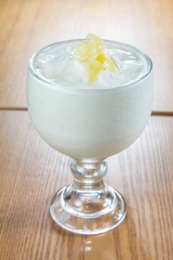 Kremalı ve ekşi sütlü taze yoğurt.