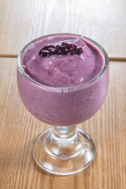 Arka planda ahududu aromalı böğürtlen smoothie, kapat