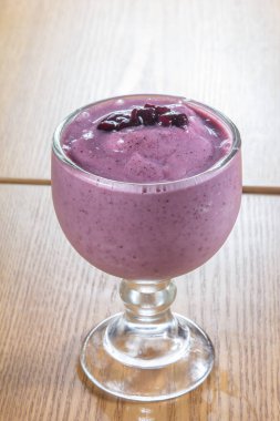 Arka planda ahududu aromalı böğürtlen smoothie, kapat