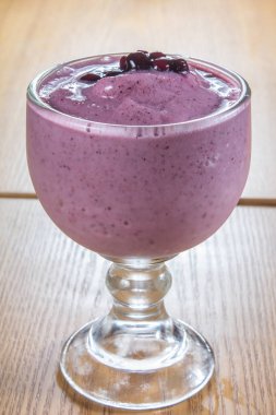 Arka planda ahududu aromalı böğürtlen smoothie, kapat