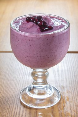 Arka planda ahududu aromalı böğürtlen smoothie, kapat