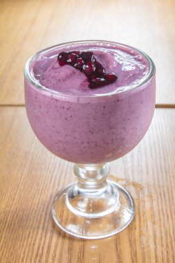 Arka planda ahududu aromalı böğürtlen smoothie, kapat