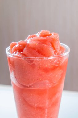 Beyaz arkaplanda camlı smoothie