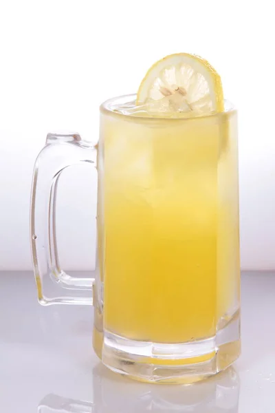 Vaso Limonada Con Cubitos Hielo Sobre Fondo Blanco — Foto de Stock