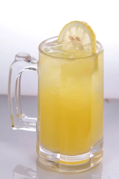 Glas Limonade Met Ijsblokjes Witte Achtergrond — Stockfoto