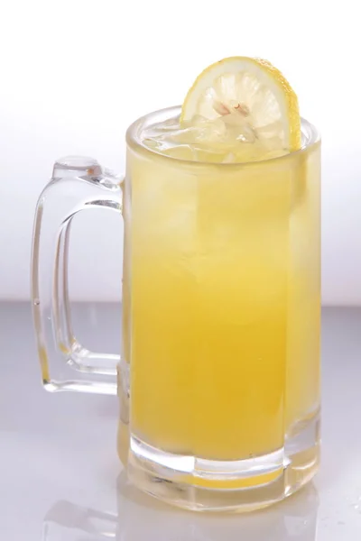Glas Limonade Met Ijsblokjes Witte Achtergrond — Stockfoto