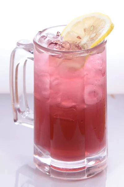 Vidro Limonada Rosa Fria Com Cubos Gelo — Fotografia de Stock