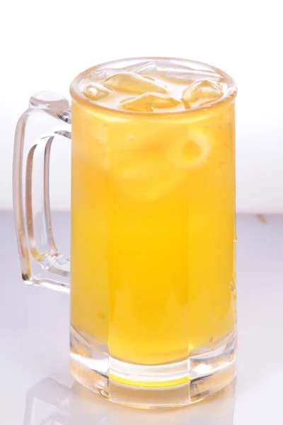 白を基調としたアイスキューブのレモネードグラス — ストック写真