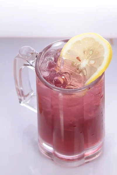 Glas Kalte Rosa Limonade Mit Eiswürfeln — Stockfoto