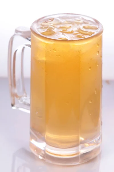 Glas Limonade Mit Eiswürfeln Auf Weißem Hintergrund — Stockfoto