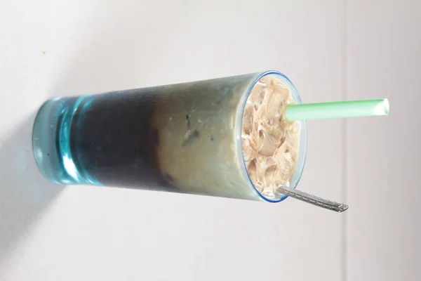 Eine Flasche Milch Auf Weißem Hintergrund — Stockfoto