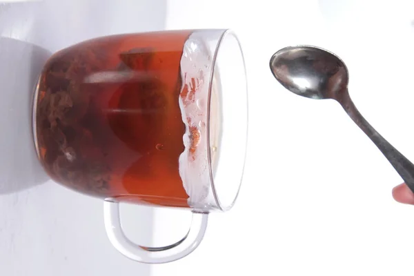 Tasse Thé Avec Une Cuillère Sur Fond Blanc — Photo