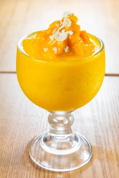Frullato Mango Con Arancia Sullo Sfondo Primo Piano — Foto Stock