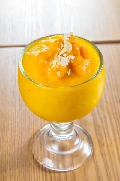 Frullato Mango Con Arancia Sullo Sfondo Primo Piano — Foto Stock