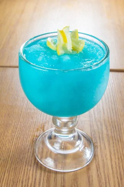 Blå Cocktail Med Citron Närbild Skott — Stockfoto