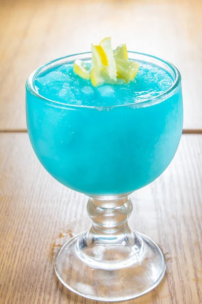 Blue Cocktail Lemon Closeup Shot — ストック写真