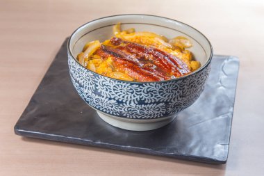 Yılanbalığı mutfağının bir fotoğrafı.