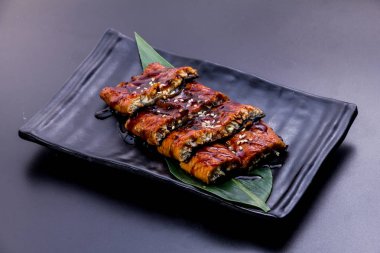 Yılanbalığı mutfağının bir fotoğrafı.