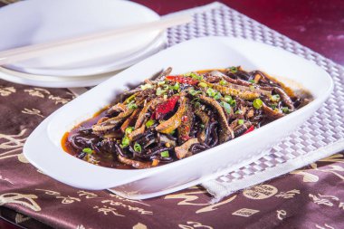 Yılanbalığı mutfağının bir fotoğrafı.