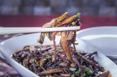 Yılanbalığı mutfağının bir fotoğrafı.