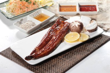 Yılanbalığı mutfağının bir fotoğrafı.