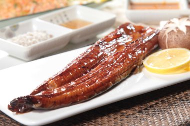 Yılanbalığı mutfağının bir fotoğrafı.