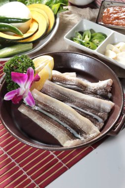 Yılanbalığı mutfağının bir fotoğrafı.