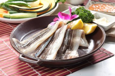 Yılanbalığı mutfağının bir fotoğrafı.