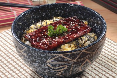 Yılanbalığı mutfağının bir fotoğrafı.