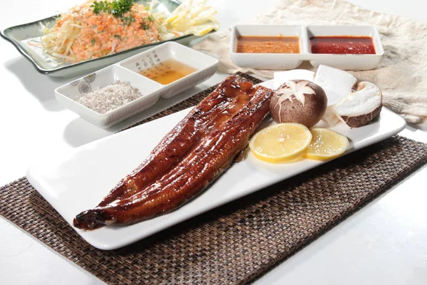 Yılanbalığı mutfağının bir fotoğrafı.