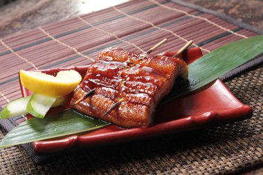 Yılanbalığı mutfağının bir fotoğrafı.