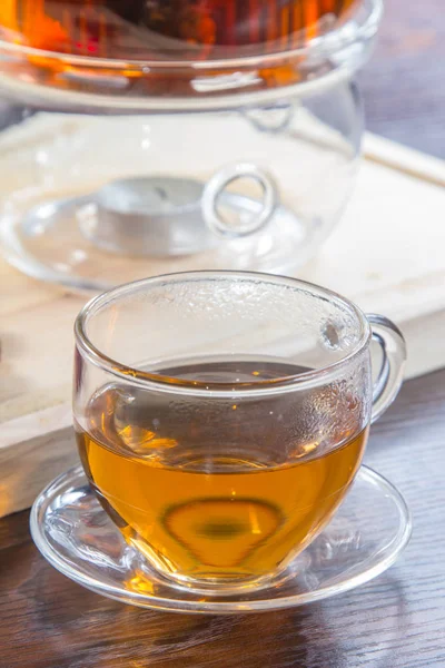 木のテーブルに置かれたグラスカップの中のお茶 — ストック写真