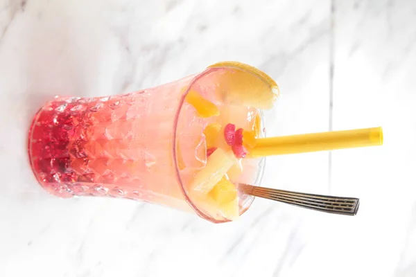 Masada Buzlu Meyve Kokteyli — Stok fotoğraf