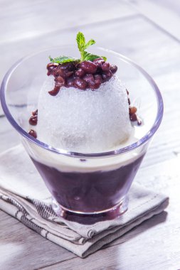 Naneli ve çikolatalı dondurma.