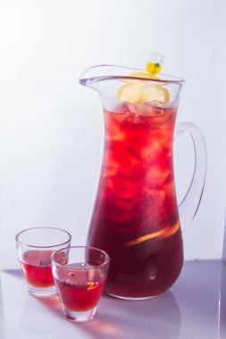 Bir bardak buzlu soğuk içecek ve beyaz arka planda nane.