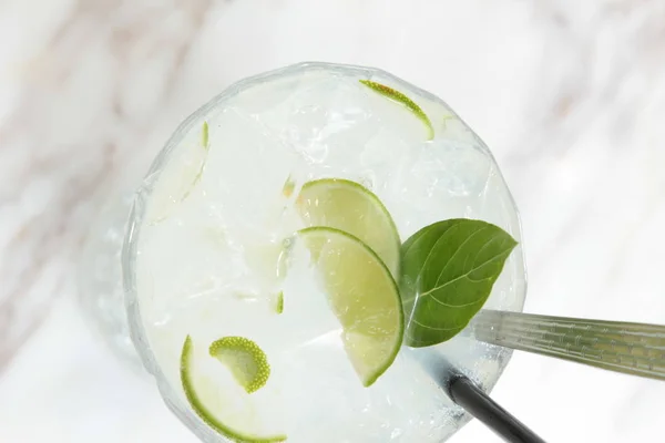 Vaso Agua Con Limón Cubitos Hielo Sobre Fondo Blanco —  Fotos de Stock