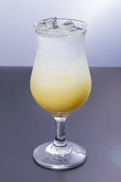 Glas Kall Cocktail Med Isbitar Vit Bakgrund — Stockfoto
